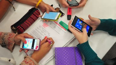 Cómo la prohibición de celulares en los colegios afectó las calificaciones y asistencias de los niños, según un estudio