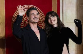 Con su papá y su hermana Lux: Pedro Pascal asiste a la premiere de Gladiador II en Londres