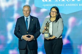 “Muchos servicios han mejorado gracias al impulso de la Contraloría”: las palabras de Dorothy Pérez tras recibir el Premio al Mérito UNAB 2025