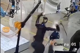 ¿La Rebelión de las máquinas?: Robot perdió el control y atacó a sus creadores