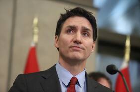 Trudeau dice que Trump pospondrá aranceles a importaciones de Canadá por al menos 30 días