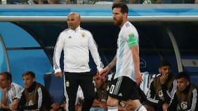 ¿Le faltará la de Lionel Messi? Pillan a Jorge Sampaoli intercambiando láminas del álbum del Mundial en Río de Janeiro