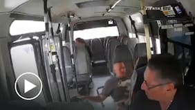 Salió completamente ileso: motociclista termina dentro de una micro tras violento choque