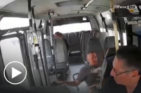 Salió completamente ileso: motociclista termina dentro de una micro tras violento choque