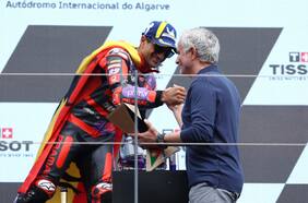 Con la bandera a cuadros, paseando en el safety car y un guiño a Cristiano Ronaldo: Mourinho se roba el show en el Moto GP