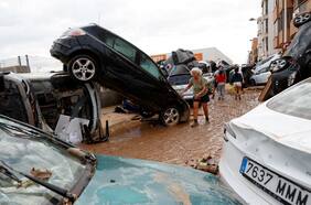 Aumentan a 155 los muertos por las inundaciones en España y el líder de la oposición arremete contra el gobierno