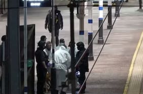 Arrestan a dos sujetos tras apuñalar a múltiples pasajeros a bordo de un tren británico con destino a Huntingdon