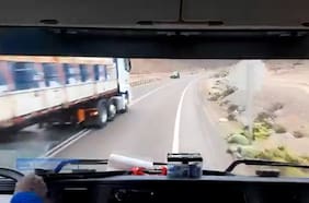 Conductor capta imprudente maniobra de otro chofer en peligrosa curva de la Ruta 1