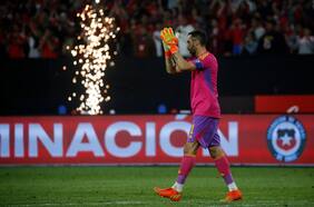 La Conmebol incluye a Claudio Bravo en reconocimiento a leyendas sudamericanas que se despiden de sus selecciones