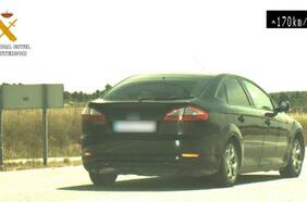 Circulaba a 170 km/h: buscan al conductor de este auto para que pase unos meses en la cárcel