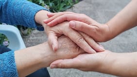 Cuidados sanitarios no remunerados: el 87,8% de quienes atienden a mayores dependientes son mujeres