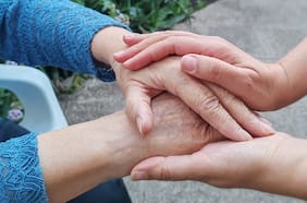 El curso gratuito para cinco mil personas cuidadoras de adultos mayores