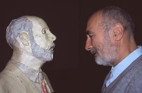 Juan Pablo Langlois: la vibrante exposición que rescata el archivo del pionero del arte chileno