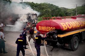 Clan del Golfo incendia unos cien vehículos en carreteras colombianas en protesta por extradición de “Otoniel”