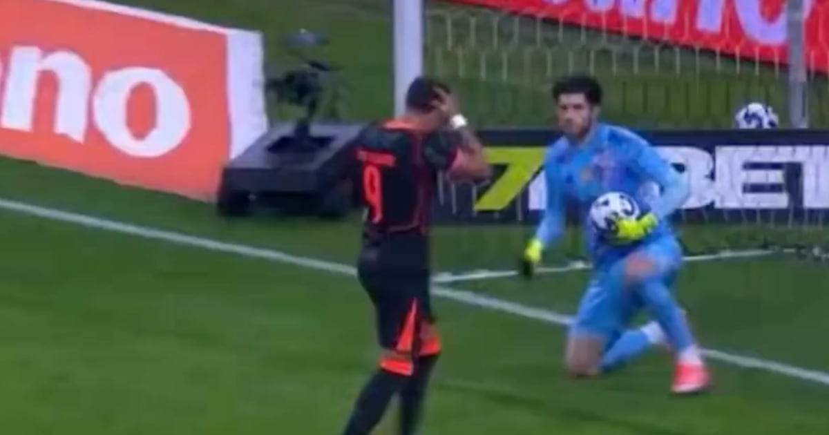 Atajada se hizo viral: arquero del Flamengo contiene un penal sentado y con el mínimo esfuerzo