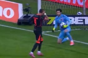 Atajada se hizo viral: arquero del Flamengo contiene un penal sentado y con el mínimo esfuerzo