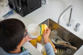 Cómo limpiar la esponja de cocina para que no se convierta en un nido de gérmenes
