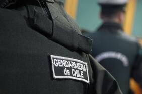 Gendarmes reducen a sujetos que agredían a mujer al interior de vehículo en Lo Espejo