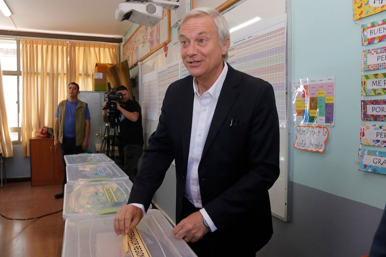 José Antonio Kast vota en Colegio Maria Ana Mogas en Paine