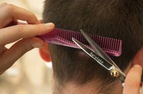 Descubren químico clave que controla vida y muerte del cabello