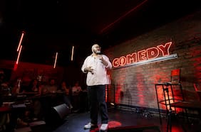 Esteban Düch, el comediante venezolano que sí hace reír a Chile: “Uno de mis puntos es que está difícil ser venezolano”