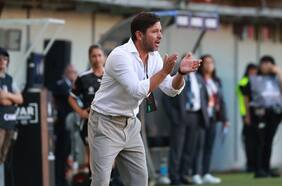 Apenas siete partidos: Francisco Arrué deja la banca de Ñublense y es el primer DT despedido del fútbol chileno en 2025