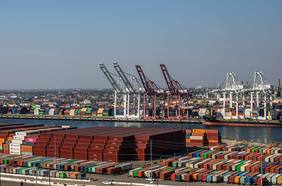 Los puertos del sur de California están recuperando el aliento durante el alto estacional de las importaciones desde Asia