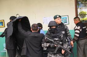 Se inicia el conteo oficial en Ecuador tras cierre de urnas en jornada con fuerte custodia policial