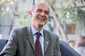 Este es el hombre que está construyendo el telescopio más grande del mundo