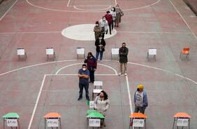 Alta vacunación y baja positividad: el “mejor escenario” sanitario en comparación con las seis elecciones previas
