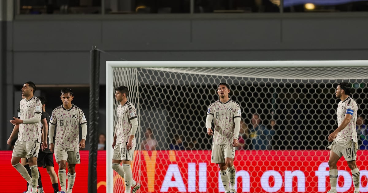 Roja goleada en Nueva Zelanda: Expulsión y errores marcan la caída