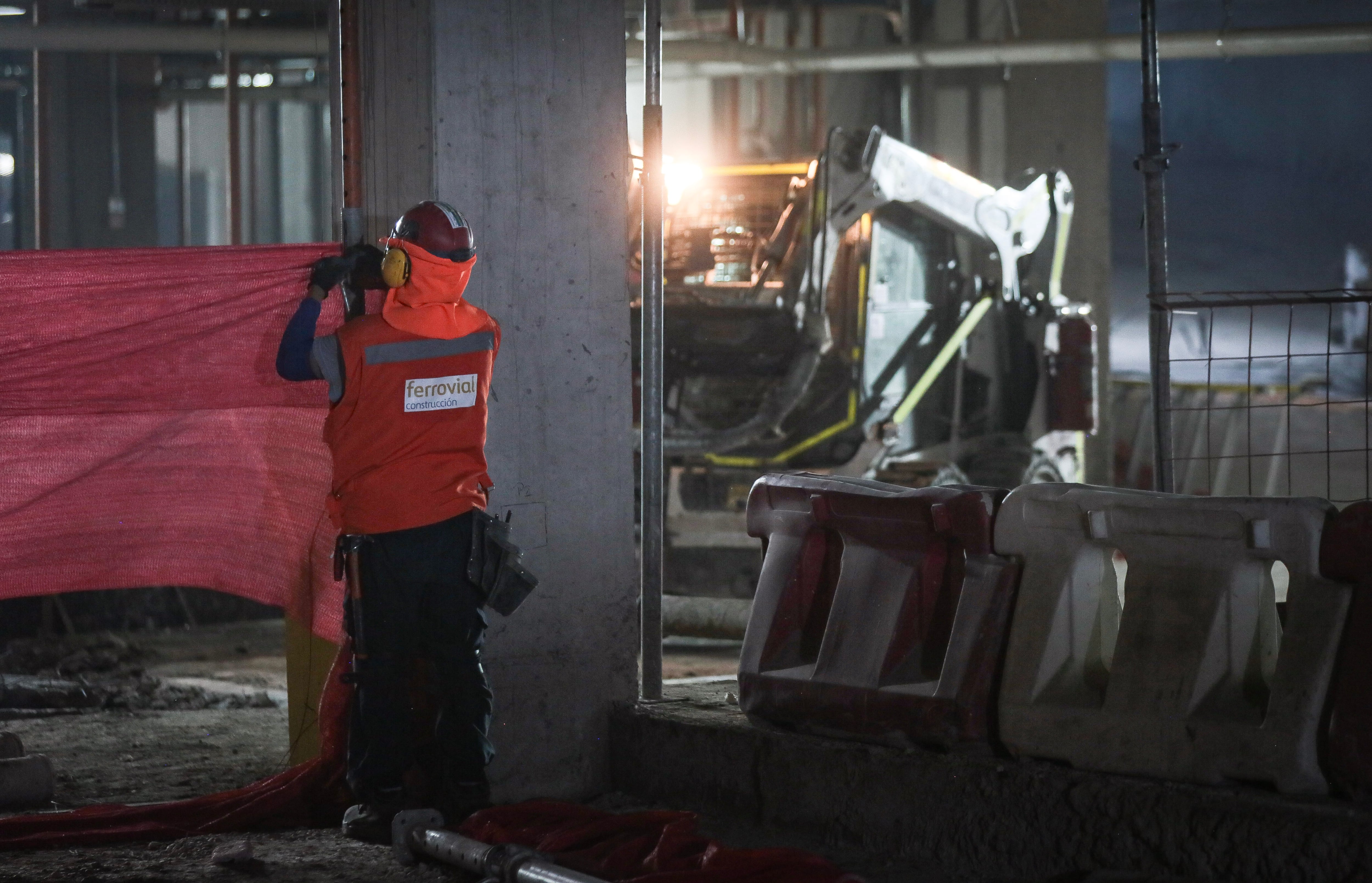 31 Marzo 2026
Trabajadores Construccion del nuevo Edificio Coorporativo del Banco Santander en la comuna de Las Condes, empleo.
Foto: Andres Perez
31 Marzo 2026
Trabajadores Construccion del nuevo Edificio Coorporativo del Banco Santander en la comuna de Las Condes, empleo.
Foto: Andres Perez