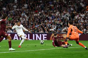 Uno de globito, otro humillando a Gvardiol: el espectacular triplete de Kylian Mbappé frente al City