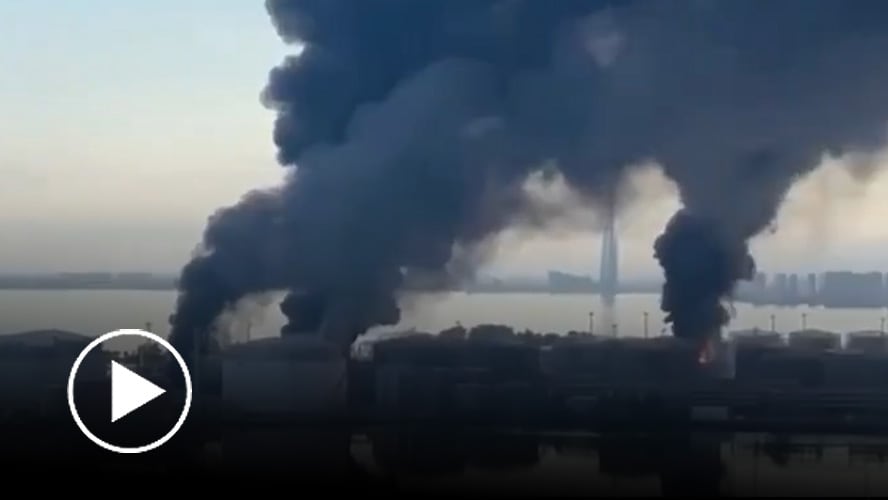 El momento en que un dron ucraniano impactó una terminal petrolera en la ciudad rusa de San Petersburgo