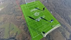 Youtuber ruso elevó una cancha de fútbol y jugó a una altura récord