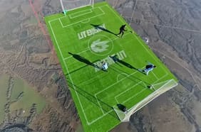 Youtuber ruso elevó una cancha de fútbol y jugó a una altura récord