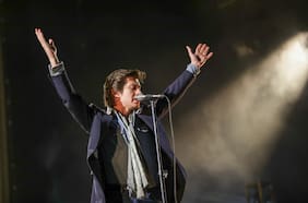 Unos sólidos Arctic Monkeys y una copiosa lluvia cierra la jornada de sábado de Primavera Sound Santiago