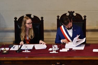 El Presidente Gabriel Boric y la presidenta del Consejo Constitucional, Beatriz Hevia, en la ceremonia de entrega de propuesta de nueva Constitución en la sede del Congreso en Santiago.
