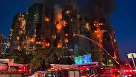 Víctimas del incendio en complejo de rascacielos de Hong Kong aumentan a 44 mientras cientos continúan desaparecidos