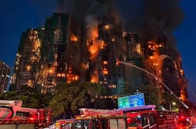 Víctimas del incendio en complejo de rascacielos de Hong Kong aumentan a 44 mientras cientos continúan desaparecidos