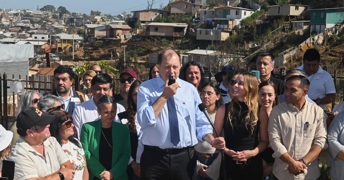 Ministro de Vivienda critica uso de terrenos fiscales por parte de Fuerzas Armadas