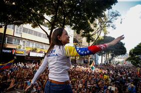Régimen de Maduro confirma detención de motociclista que transportó a Machado al término de protesta