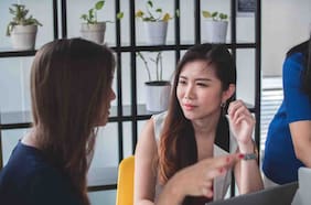 Qué significa cuando una persona interrumpe constantemente en una conversación, según la psicología