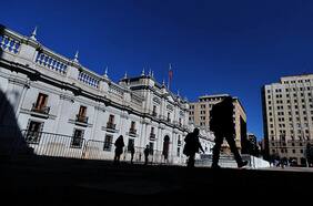 Los llamativos “guardias” que aparecieron custodiando La Moneda a nueve días de la Navidad