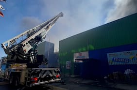 Controlan incendio en bodega en el centro de Santiago: se desplegaron cerca de 250 voluntarios de Bomberos