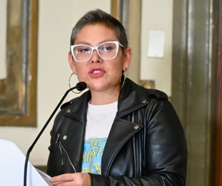 Renuncia Forzada en SernamEG: Exdirectora Denuncia Despido en Plena Lucha Contra el Cáncer