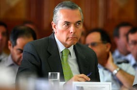 Formalizan al general (r) Óscar Izurieta por lavado de activos