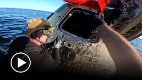 Nuevo registro muestra a los astronautas de Artemis II saliendo de la cápsula en medio del mar