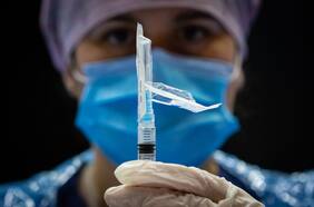 Comisión Nacional de Respuesta Pandémica considera que aún no hay antecedentes para recomendar quinta dosis contra el Covid-19