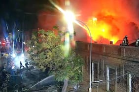 Voraz incendio en Santiago centro provoca derrumbe: dos personas resultaron con quemaduras
